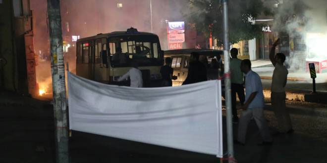 İzmir ve İstanbul’da HDP’ye saldırı
