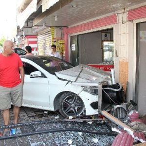 Otomobiliyle Dükkana Girdi
