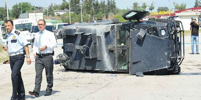 Adana’da zırhlı polis aracı devrildi