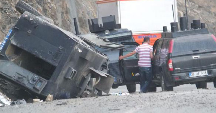 Hakkari’de zırhlı polis aracı takla attı: 7 polis yaralandı