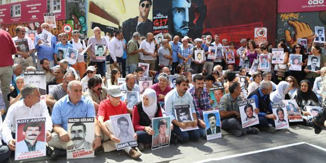 Cumartesi Anneleri: Özgür Gündem’in ve Aslı Erdoğan’ın yanındayız
