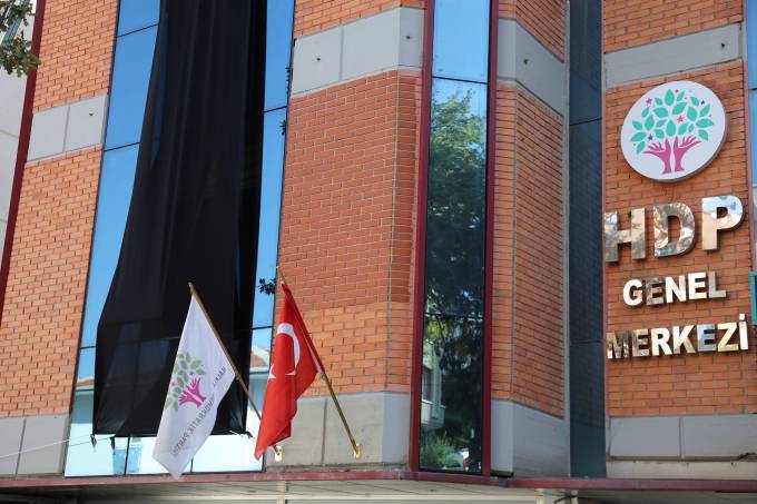 HDP Genel Merkezi’ne siyah bez asıldı