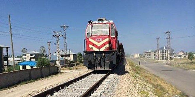 Tatvan-Elazığ seferini yapan yük treninin geçişi sırasında patlama