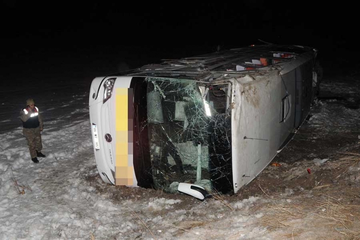 Sivas’ta yolcu otobüsü devrildi: 34 yaralı