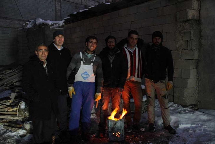 İnşaat işçilerinin soğukla mücadelesi