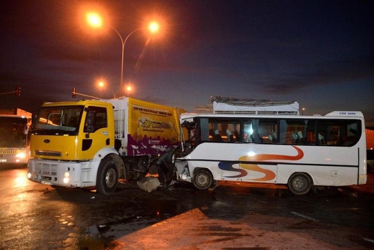 İşçi servisi, çöp kamyonuna çarptı: 15 yaralı