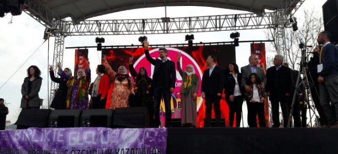 İstanbul’da Newroz ateşi yandı