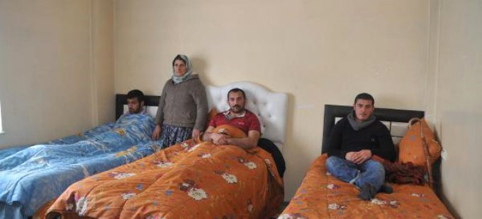 Yüksekovalı cefakar anne, 10 yıldır yatağa mahkum oğullarına bakıyor