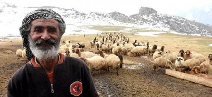 Bu köyde tek başına yaşıyor