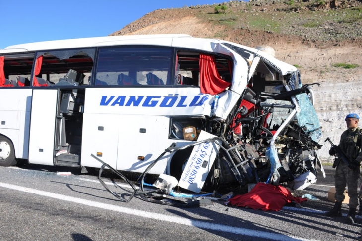Yolcu otobüsü demir yüklü TIR’a çarptı: 1 ölü, 20 yaralı