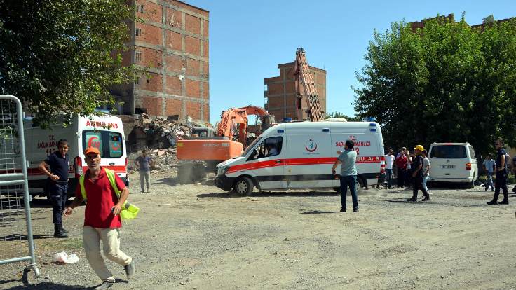 Sur’da yıkım müteahhidi enkaz altında kaldı