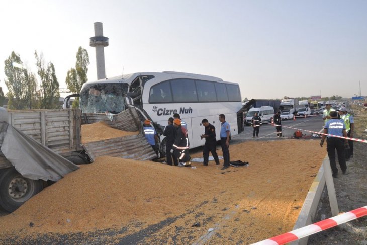 Ankara’da yolcu otobüsü TIR’a çarptı: 3 ölü