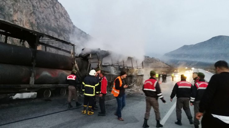 Yolcu otobüsü TIR’a çarptı: Ölüler ve yaralılar var