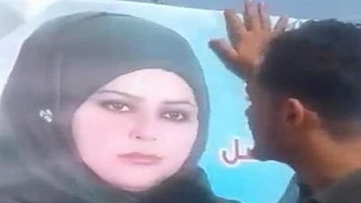 Kadın adayın posterini öptü, aşiret tartışması çıktı