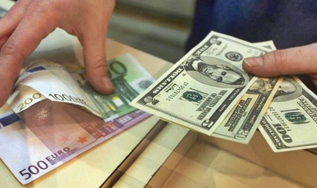 Dolar 4,66 liradan, avro 5,47 liradan haftaya başladı 