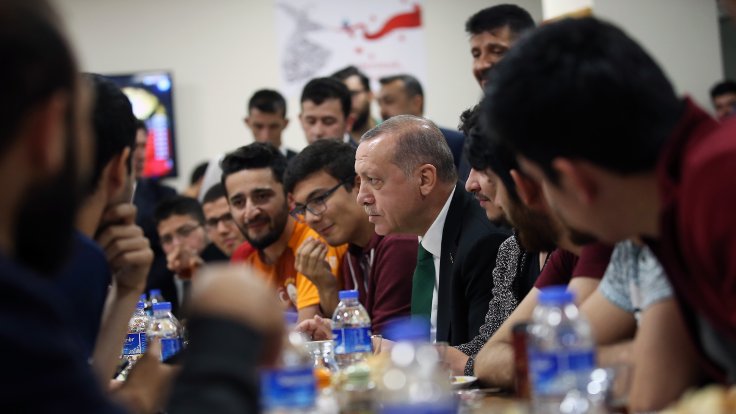 Erdoğan öğrencilerle sahur yaptı