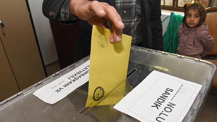 32 ilde oy verme saatleri değişti