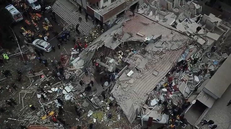 Valilik: Çöken binada 2 kişi hayatını kaybetti, 6 kişi yaralı kurtarıldı
