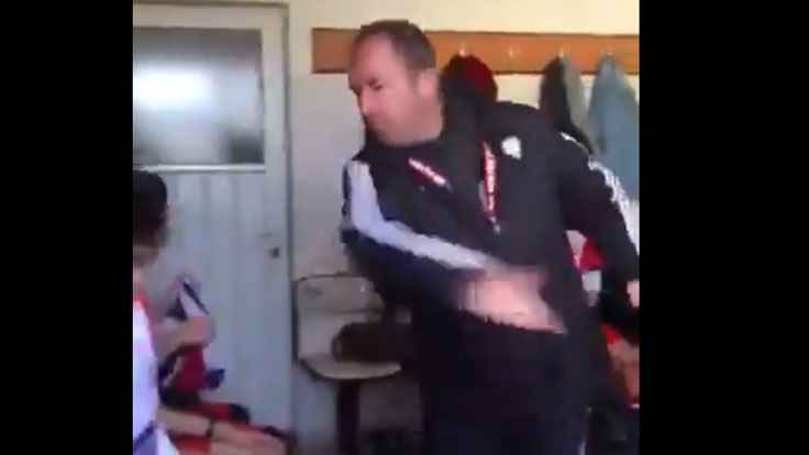Antrenör genç futbolcuları dövdü, sosyal medyada tepki yağdı