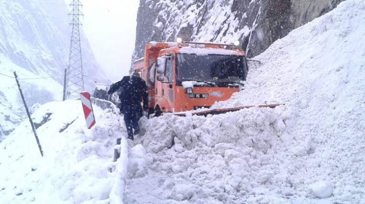 Hakkari’de yola çığ düştü, Karayolları operatörü tehlike atlattı