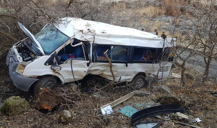 Hakkari’de köy minibüsü şarampole yuvarlandı: 2 ölü, 10 öğrenci yaralı