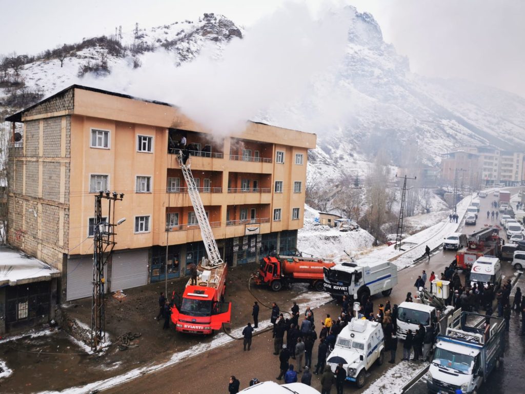 Şemdinli’de korkutan yangın