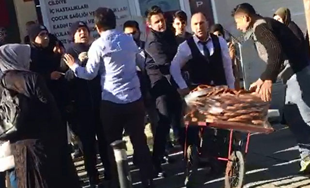 Zabıtaya kızdı; tüm simitleri satın aldı