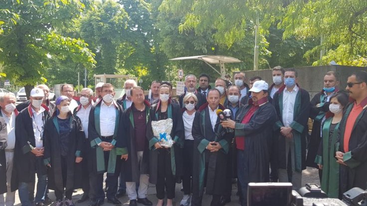 Baro başkanları hukukçu vekillere cübbe gönderdi