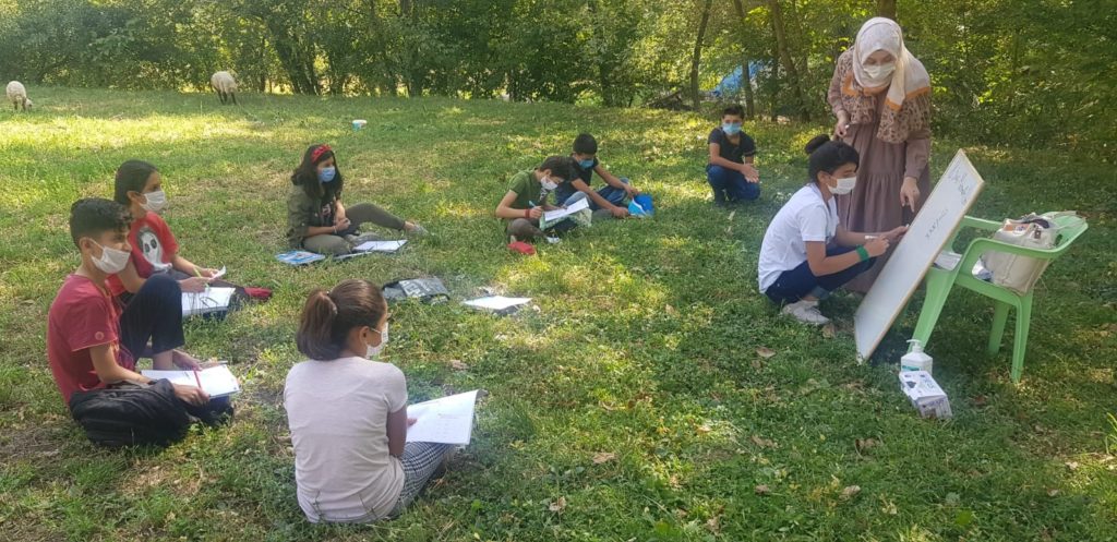 Yeşillikler arasında sosyal mesafeli ders