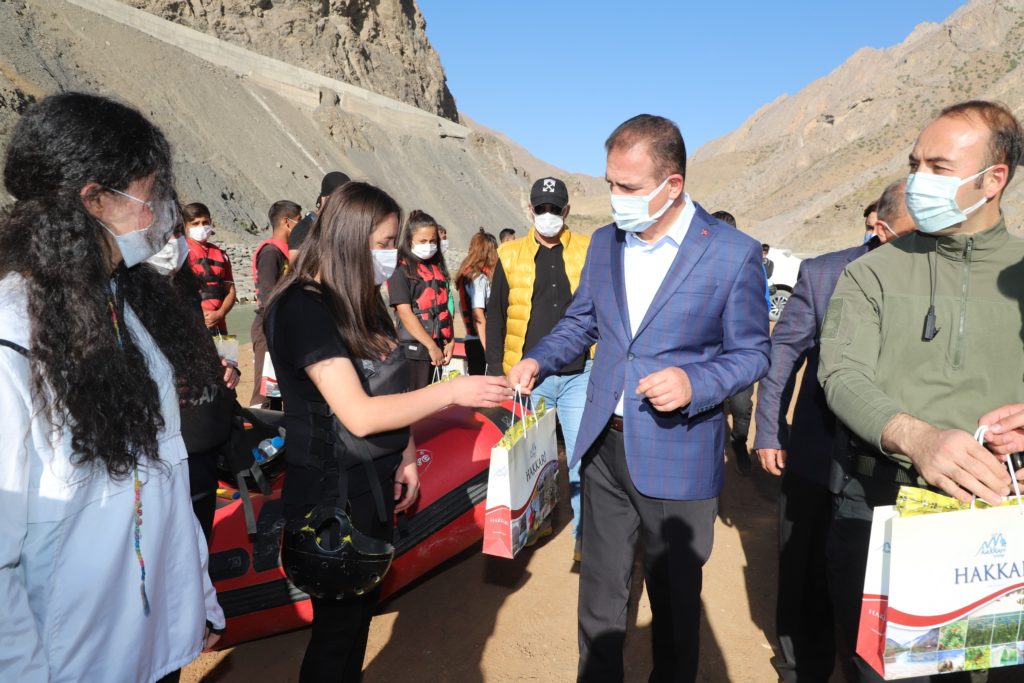 Vali Akbıyık’tan, rafting ekiplerine spor malzemesi desteği