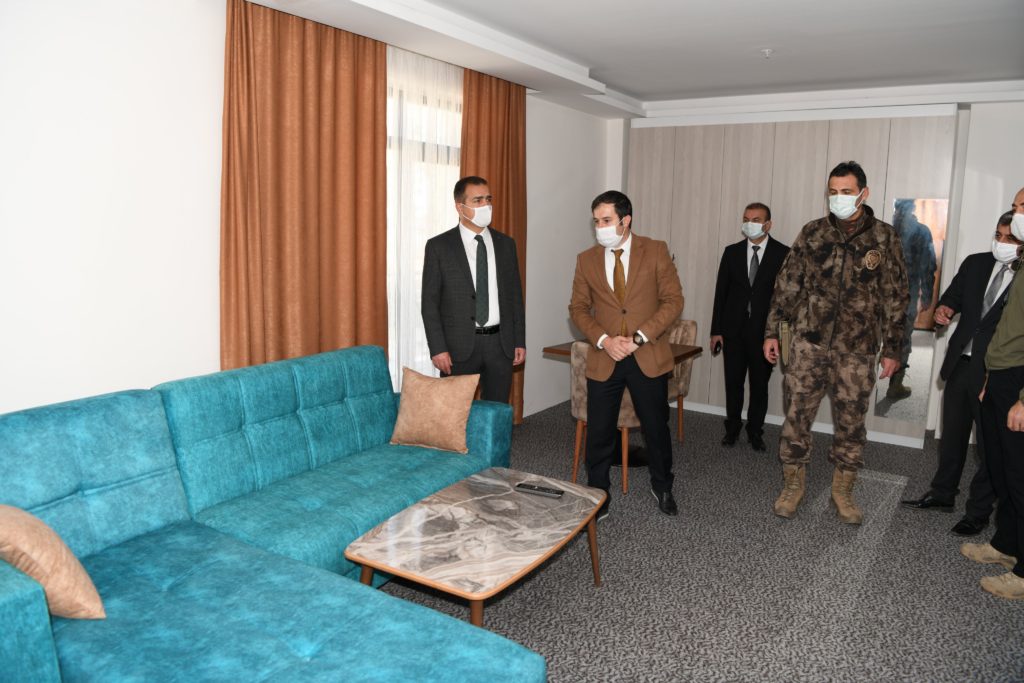 Vali Akbıyık, yeni öğretmen evininde incelemelerde bulundu