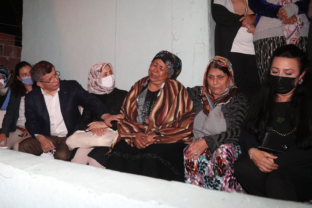 Davutoğlu’ndan eşi tarafından katledilen Gülüm’ün ailesine ziyaret