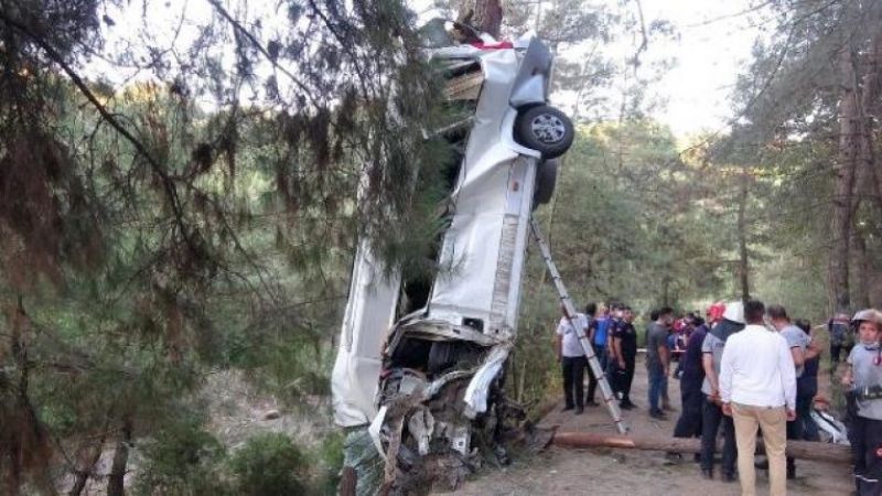 Türbe ziyaretinden dönen kafile kaza yaptı: 8 ölü, 11 yaralı