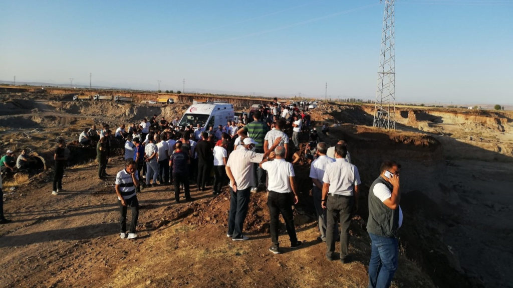 Kanalizasyon kanalına giren baba öldü, oğlu tedavi altında