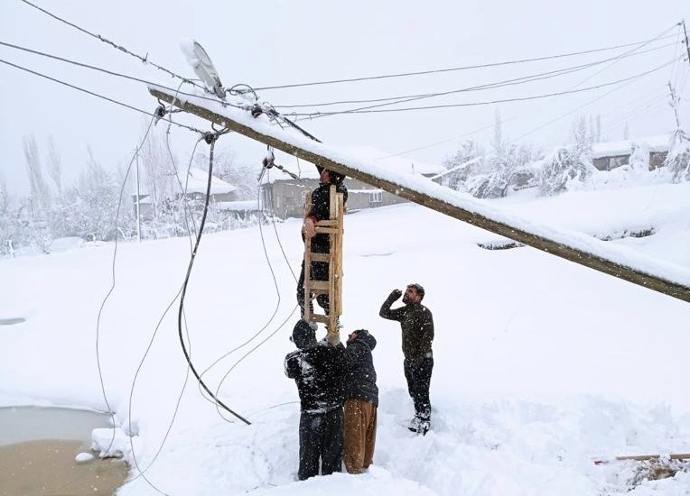 Derecik ilçesinde yoğun tipiye rağmen elektrik hatları onarılıyor