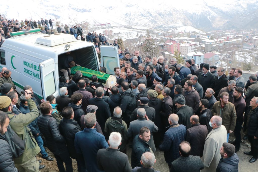 İstanbul’da silahlı saldırıda öldürülen iki kardeş Hakkari’de toprağa verdi