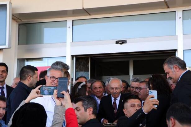 Van’a gelen Kılıçdaroğlu ‘ekmek, su ve tuz’la karşılandı