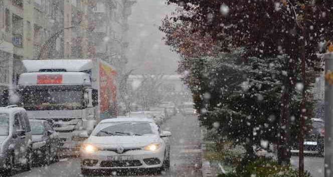 Hakkari’de lapa lapa kar yağışı