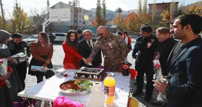 Hakkari Emniyeti’nden öğretmenlere sürpriz hediyeler