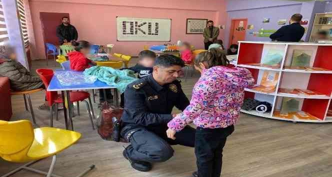 Hakkari polisinden öğrencileri ‘ısıtan’ destek