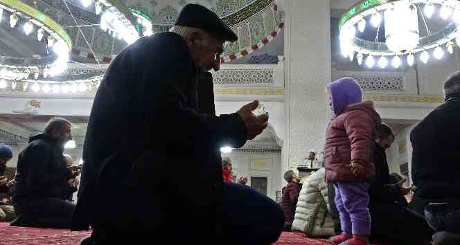 Yüksekova’da camiler doldu, eller semaya kalktı