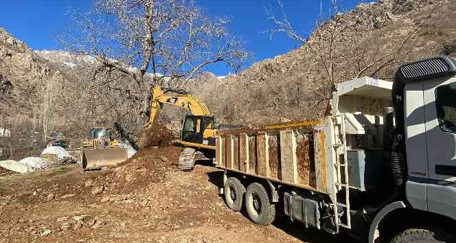 Hakkari’de yol onarım ve stabilize çalışması devam ediyor