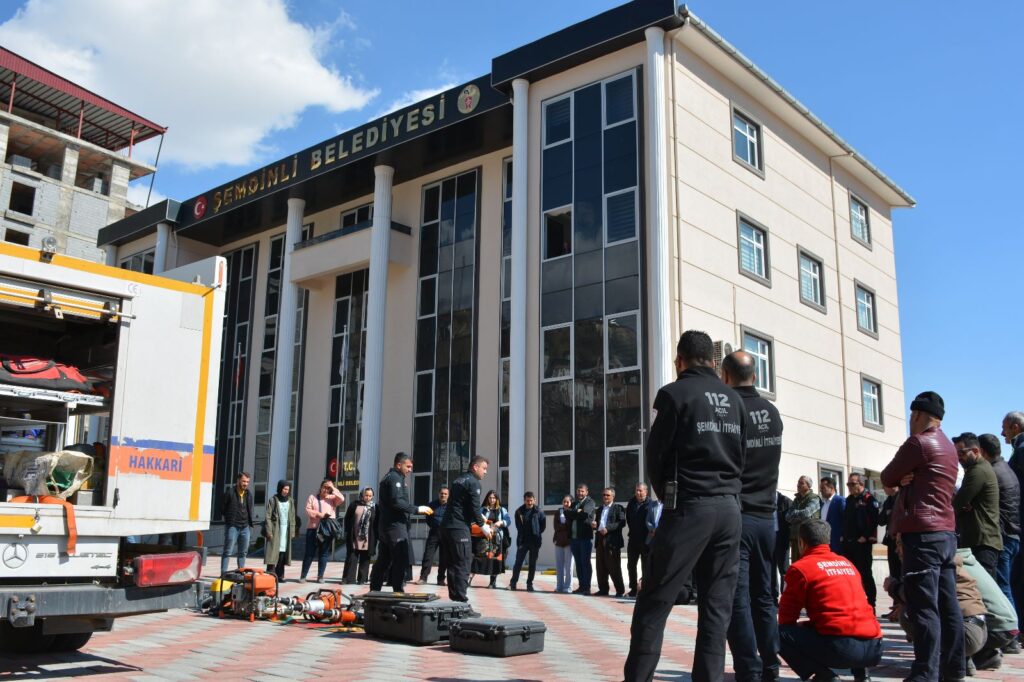 Şemdinli Belediyesi’nden muhtarlara ve vatandaşlara hafif arama kurtarma eğitimi