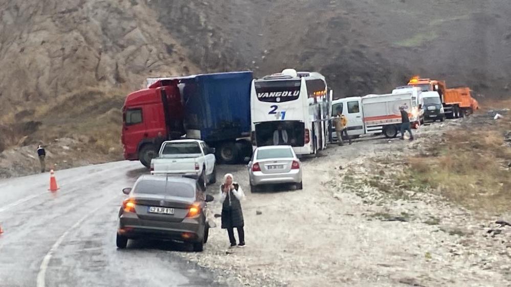Hakkari’de trafik kazası: 3 ölü, 3 yaralı