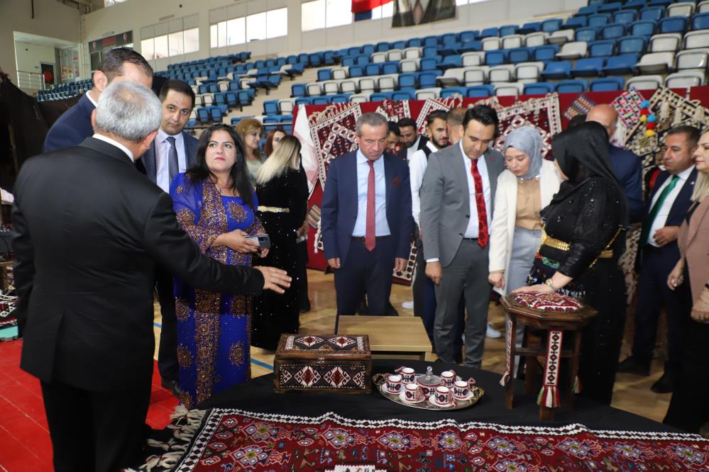 Hakkari’de yılsonu sergisine yoğun ilgi
