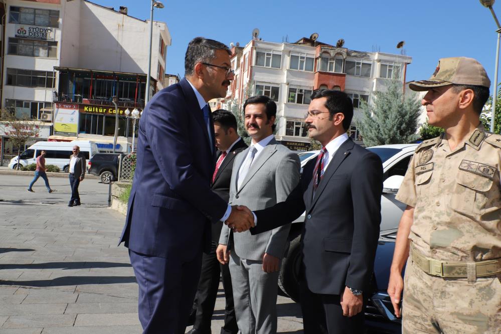 Hakkari Valisi Çelik göreve başladı