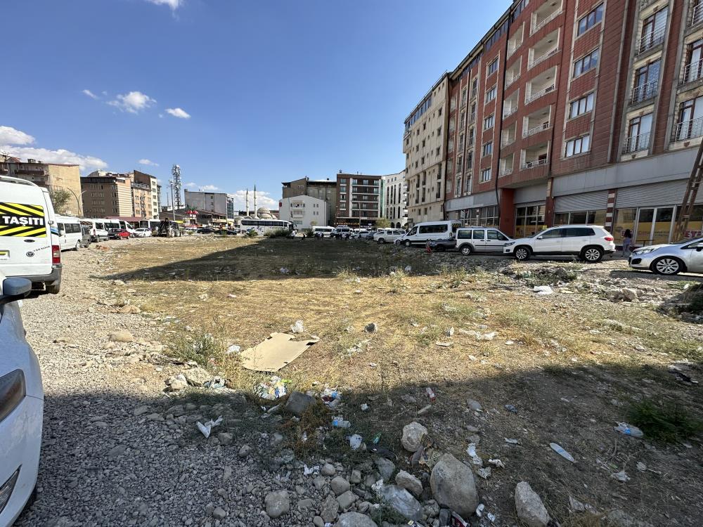 Yüksekova’nın İpekyolu Caddesi çöplerden geçilmiyor