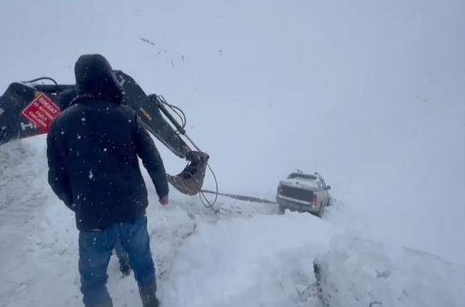 Hakkari’de kamyonet şarampole düştü, mahsur kalan 3 kişiyi ekipler kurtardı