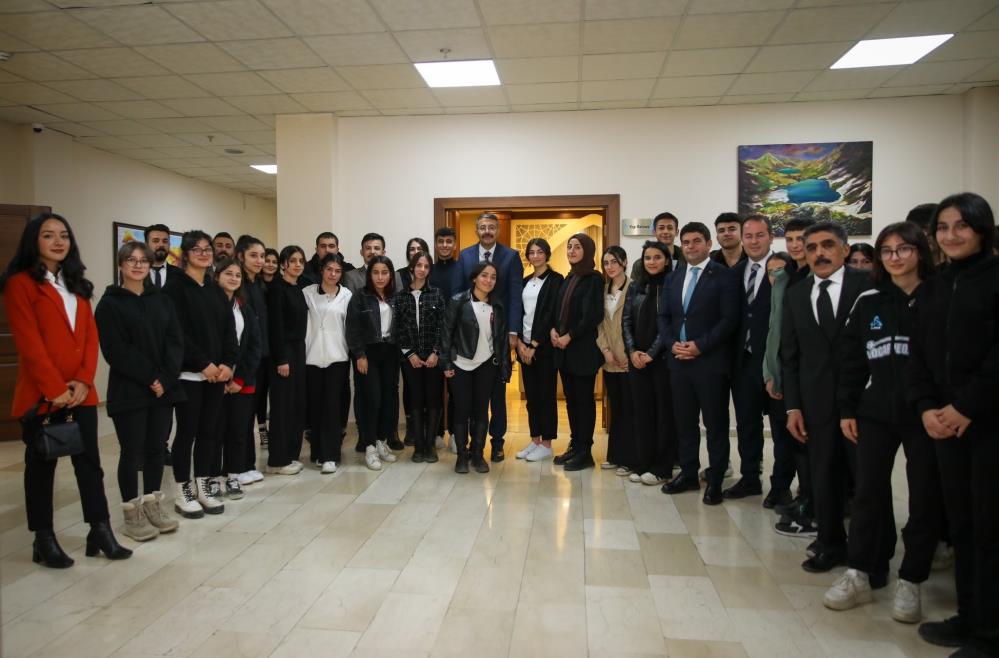 Vali Çelik “Çanakkale gezisinde dönen öğrencileri kabul etti”