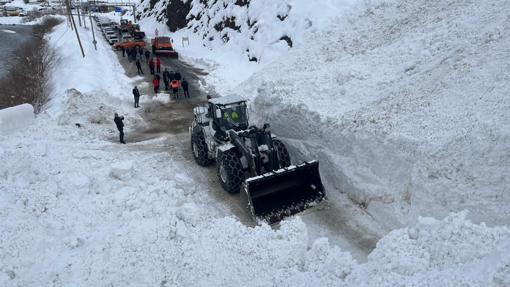 Çukurca Karayoluna Düşen Çığ Temizlendi